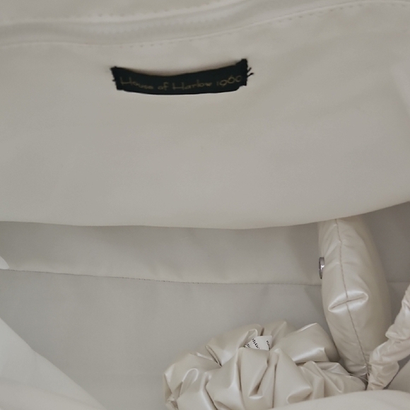 Elegant White Quilted Shoulder Bag - Picture 5 of 6